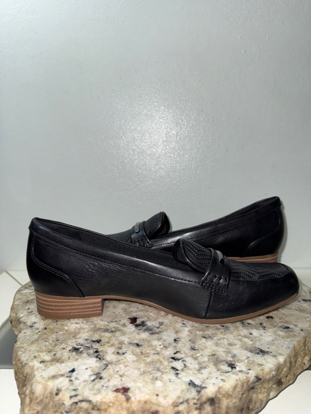 Clarks Juliet Aster Black Leather Loafers Sleek Comfort Low Block Heel Sz 8.5 - Picture 10 of 16